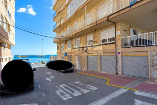 Ground floor apartment 10 meters from Playa de los Náufragos with garage. To completely reform!!