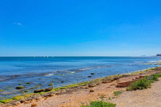 Ground floor apartment 10 meters from Playa de los Náufragos with garage. To completely reform!!