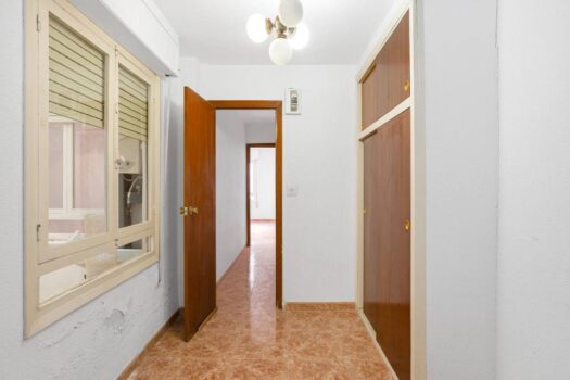 Ground floor apartment 10 meters from Playa de los Náufragos with garage. To completely reform!!