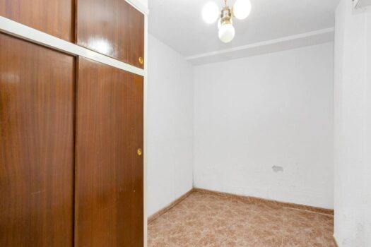 Ground floor apartment 10 meters from Playa de los Náufragos with garage. To completely reform!!