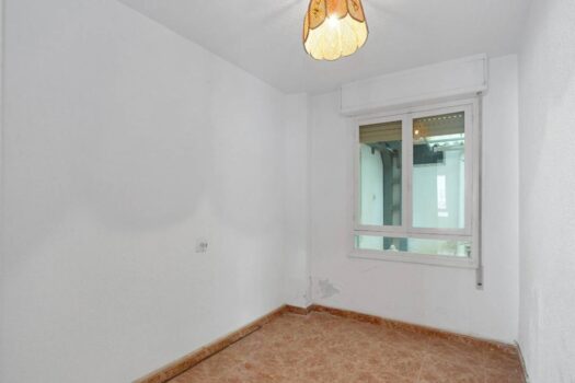 Ground floor apartment 10 meters from Playa de los Náufragos with garage. To completely reform!!