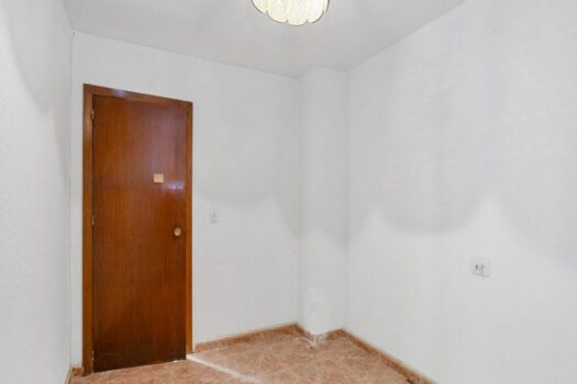 Ground floor apartment 10 meters from Playa de los Náufragos with garage. To completely reform!!