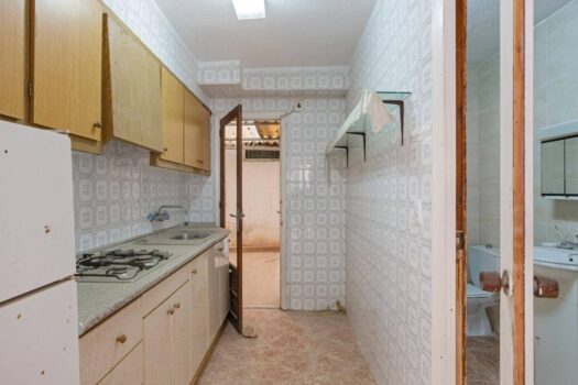 Ground floor apartment 10 meters from Playa de los Náufragos with garage. To completely reform!!