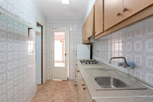 Ground floor apartment 10 meters from Playa de los Náufragos with garage. To completely reform!!