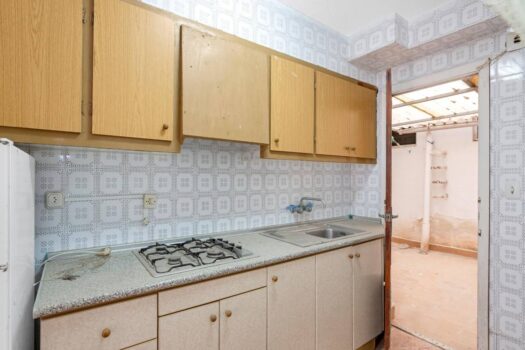 Ground floor apartment 10 meters from Playa de los Náufragos with garage. To completely reform!!