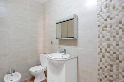 Ground floor apartment 10 meters from Playa de los Náufragos with garage. To completely reform!!