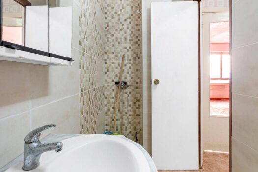 Ground floor apartment 10 meters from Playa de los Náufragos with garage. To completely reform!!