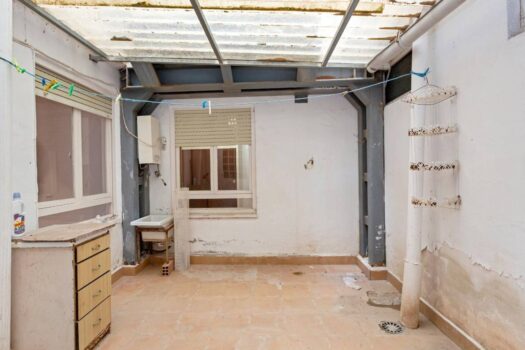 Ground floor apartment 10 meters from Playa de los Náufragos with garage. To completely reform!!