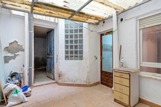 Ground floor apartment 10 meters from Playa de los Náufragos with garage. To completely reform!!