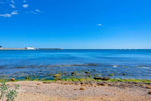 Ground floor apartment 10 meters from Playa de los Náufragos with garage. To completely reform!!