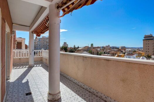 Penthouse s velkou terasou a výhledem na komunitní bazén v Torrevieja