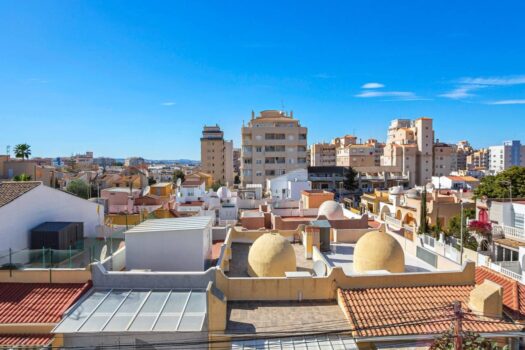Penthouse s velkou terasou a výhledem na komunitní bazén v Torrevieja