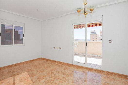 Penthouse s velkou terasou a výhledem na komunitní bazén v Torrevieja