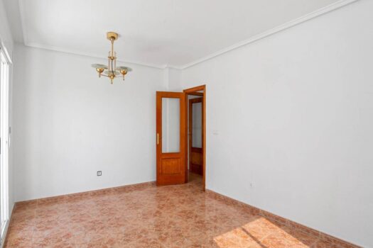 Penthouse s velkou terasou a výhledem na komunitní bazén v Torrevieja