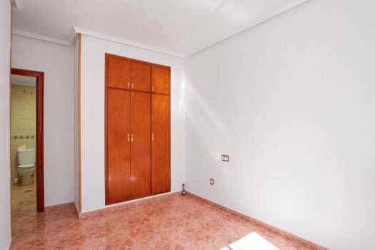 Penthouse s velkou terasou a výhledem na komunitní bazén v Torrevieja