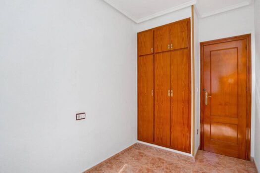 Penthouse s velkou terasou a výhledem na komunitní bazén v Torrevieja