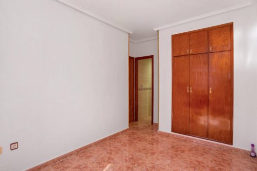 Penthouse s velkou terasou a výhledem na komunitní bazén v Torrevieja