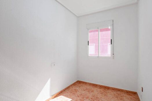 Penthouse s velkou terasou a výhledem na komunitní bazén v Torrevieja