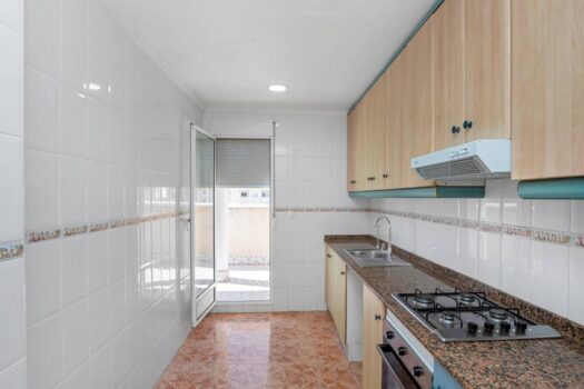 Penthouse s velkou terasou a výhledem na komunitní bazén v Torrevieja
