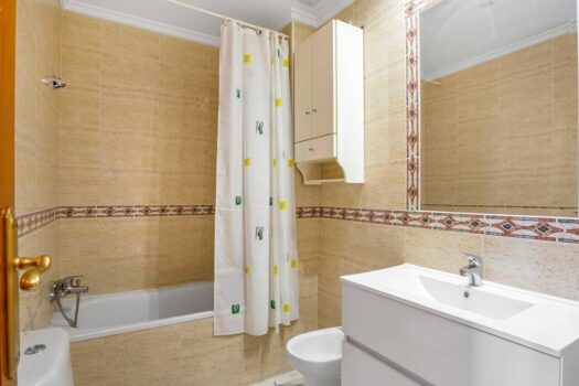 Penthouse s velkou terasou a výhledem na komunitní bazén v Torrevieja