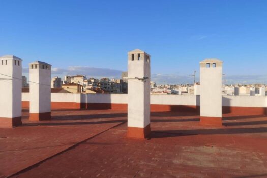 Penthouse s velkou terasou a výhledem na komunitní bazén v Torrevieja