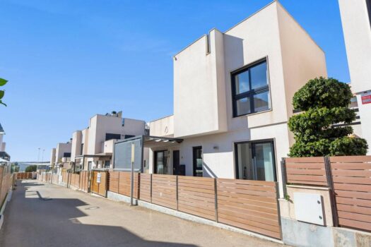 Nádherná samostatná vila s bazénem!!