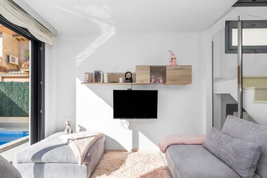 Nádherná samostatná vila s bazénem!!