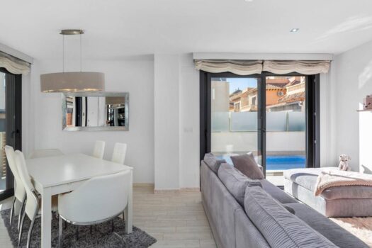 Nádherná samostatná vila s bazénem!!