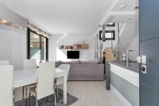 Nádherná samostatná vila s bazénem!!