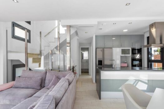 Nádherná samostatná vila s bazénem!!