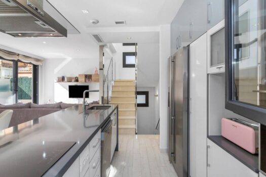 Nádherná samostatná vila s bazénem!!