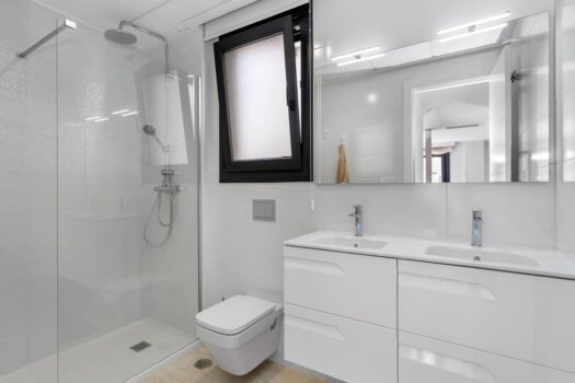 Nádherná samostatná vila s bazénem!!