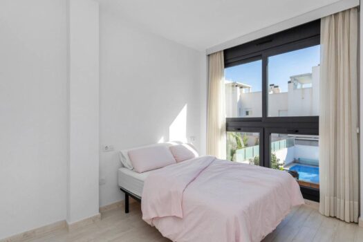 Nádherná samostatná vila s bazénem!!