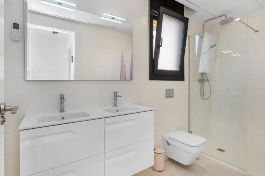 Nádherná samostatná vila s bazénem!!