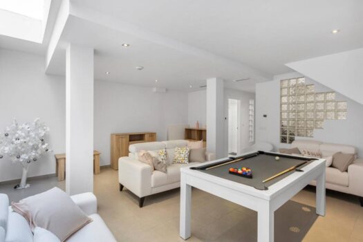 Nádherná samostatná vila s bazénem!!