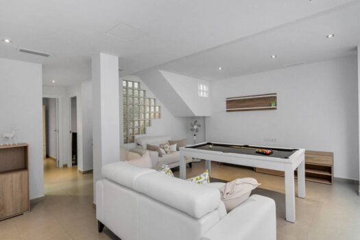 Nádherná samostatná vila s bazénem!!