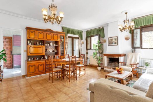 Nabízíme Vám k prodeji nádhernou samostatně stojící vilu v prestižní oblasti Nueva Torrevieja.