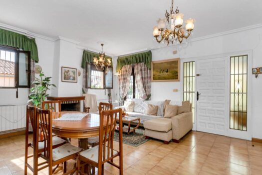 Nabízíme Vám k prodeji nádhernou samostatně stojící vilu v prestižní oblasti Nueva Torrevieja.