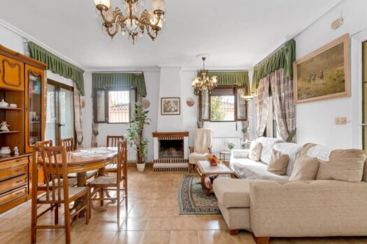 Nabízíme Vám k prodeji nádhernou samostatně stojící vilu v prestižní oblasti Nueva Torrevieja.