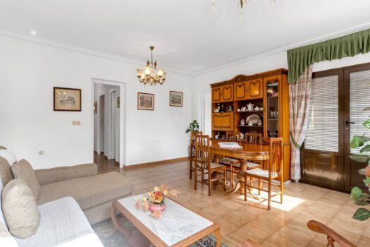 Nabízíme Vám k prodeji nádhernou samostatně stojící vilu v prestižní oblasti Nueva Torrevieja.