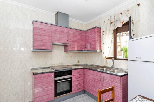 Nabízíme Vám k prodeji nádhernou samostatně stojící vilu v prestižní oblasti Nueva Torrevieja.