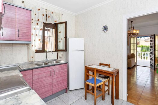 Nabízíme Vám k prodeji nádhernou samostatně stojící vilu v prestižní oblasti Nueva Torrevieja.