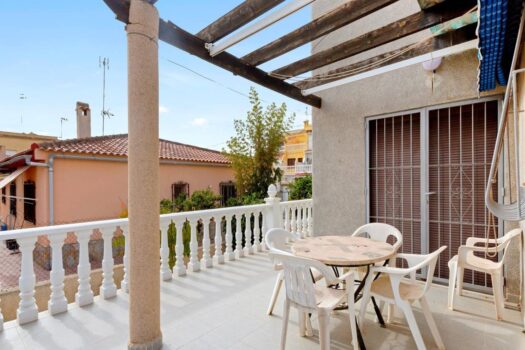 Nabízíme Vám k prodeji nádhernou samostatně stojící vilu v prestižní oblasti Nueva Torrevieja.