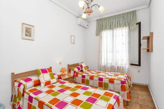 Nabízíme Vám k prodeji nádhernou samostatně stojící vilu v prestižní oblasti Nueva Torrevieja.