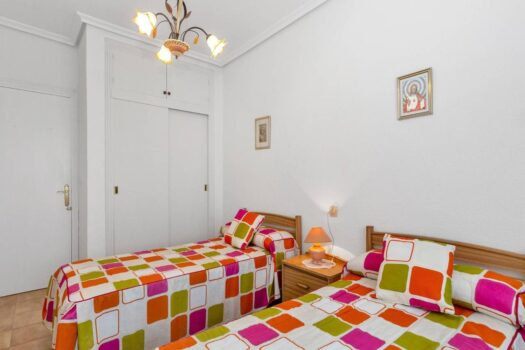 Nabízíme Vám k prodeji nádhernou samostatně stojící vilu v prestižní oblasti Nueva Torrevieja.