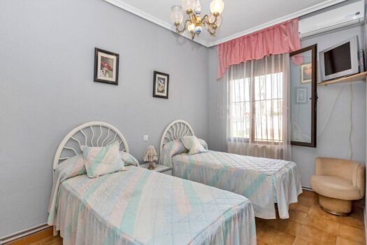 Nabízíme Vám k prodeji nádhernou samostatně stojící vilu v prestižní oblasti Nueva Torrevieja.