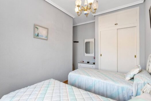 Nabízíme Vám k prodeji nádhernou samostatně stojící vilu v prestižní oblasti Nueva Torrevieja.