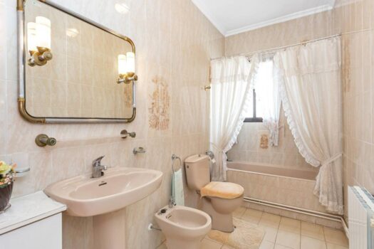 Nabízíme Vám k prodeji nádhernou samostatně stojící vilu v prestižní oblasti Nueva Torrevieja.