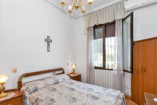 Nabízíme Vám k prodeji nádhernou samostatně stojící vilu v prestižní oblasti Nueva Torrevieja.