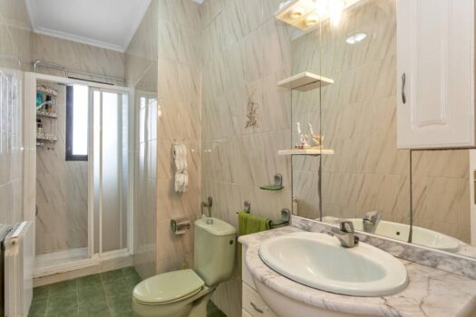 Nabízíme Vám k prodeji nádhernou samostatně stojící vilu v prestižní oblasti Nueva Torrevieja.